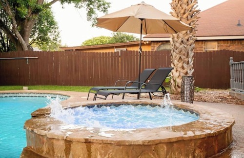 North San Antonio - SAT House | Family Retreat w/Heated Pool + Slide + Hot Tub!