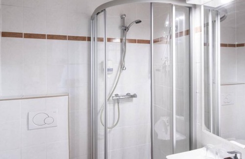 Bad Radkersburg House | Family room, bath, toilet, balcony - Hotel Altneudörflerhof