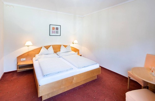 Bad Radkersburg House | Family room, bath, toilet, balcony - Hotel Altneudörflerhof