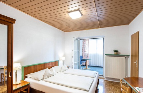 Bad Radkersburg House | Family room, bath, toilet, balcony - Hotel Altneudörflerhof