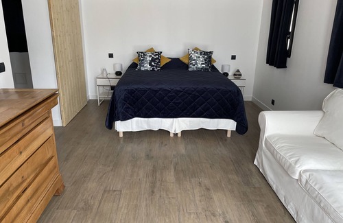 Paluds de Noves House | Family room breakfast private pool and garden - by feelluxuryholidays