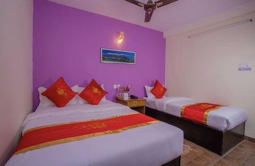 Pokhara Hotel | Family-run hotel located just a stone's throw away from the beautiful Fewa Lake!