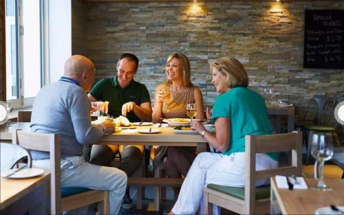 Hamworthy House | Family Seaside Retreat Private Stay at 5-Star Rockley Holiday Park Poole