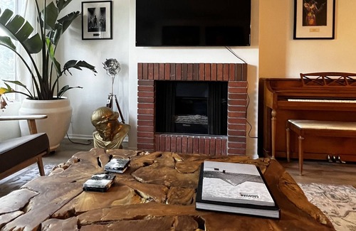 Lake Balboa Apartment | Family size 3+2 stylish apartment unit w pool.