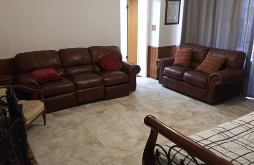 Downey House | Family sized house in nice neighborhood centrally located to Los Angeles Sites