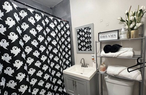 East Orange House | Family sized unit with accessible groceries and free drive way for parking