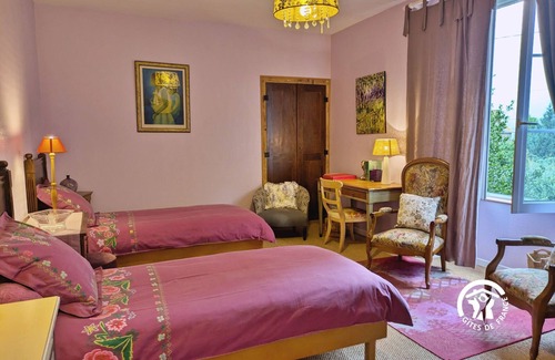 Niort-la-Fontaine Bed & Breakfast | Family Suite in Charming Historical Presbytery with Nature Trails