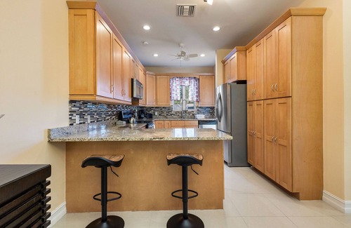 Adelaide Condo | Family Vacation, Big Condo, 4BDR, ALBANY RESORT