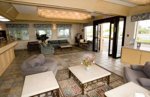 Warrenton Hotel | Family Vacay! Comfy Unit, Pool, Sauna and Gym