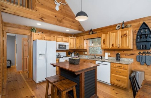 Ellijay Cabin | Family Vacay in the MTN's with Hot Tub, Fire pit, Pools & Dog Friendly w/Games