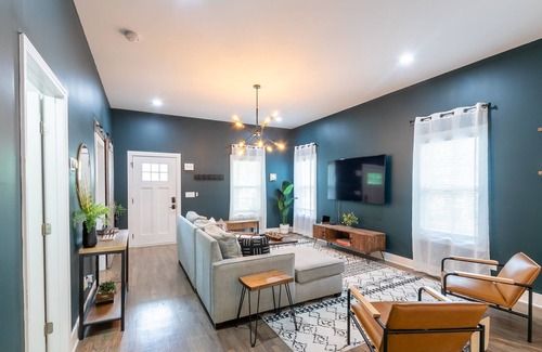 Atlanta House | Family Vibes. Big City Feels! Minutes to Mercedes Benz/State Farm Arena