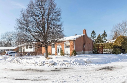 Brossard House | Fancy 4BDR near DT free parking