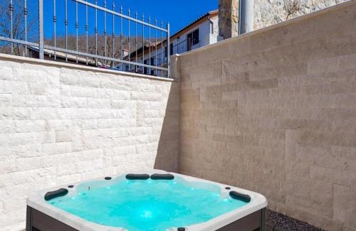 Lipa Villa | Fancy Villa Children Playground,Jacuzzi,Pool
