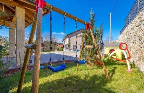 Lipa Villa | Fancy Villa Children Playground,Jacuzzi,Pool