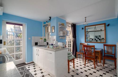 Newington Apartment | Fantastic 1 bedroom apartment with private patio