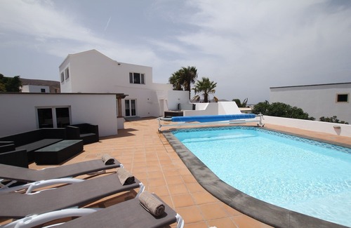 Tinajo Villa | Fantastic 4 bedroom Villa with Hot tub, private pool and amazing views