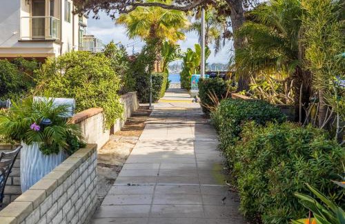 South Mission Beach House | Fantastic bayside vacation home - WiFi, central AC, patio, private washer & dryer
