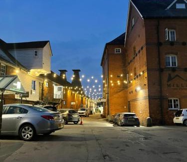 Bishop's Stortford Apartment | Fantastic convenient 2 Bedroom 2 bathroom Perfect for Stansted Airport, 3 minute walk to Bishops Stortford Train Station!