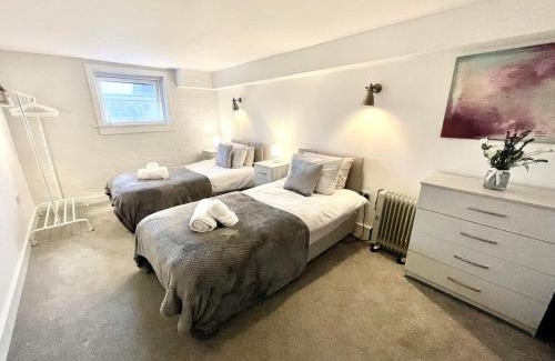 Bishop's Stortford Apartment | Fantastic convenient 2 Bedroom 2 bathroom Perfect for Stansted Airport, 3 minute walk to Bishops Stortford Train Station!