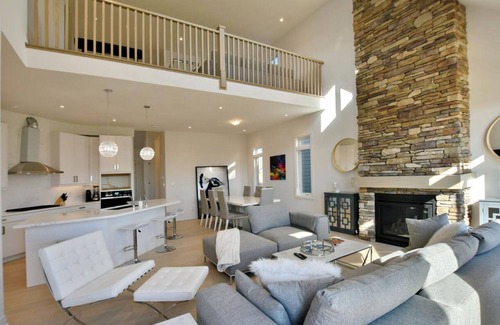 The Blue Mountains House | Fantastic new house on a golf course one block from the beach on Georgian Bay
