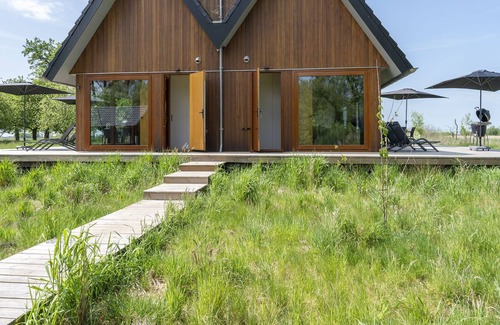 Goengahuizen House | Fantastic vacation home on private island in Friesland