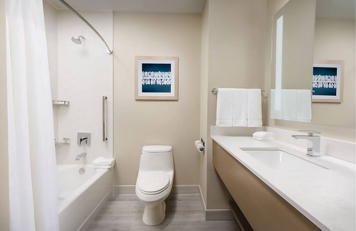 Marathon Hotel | Fantastic View! 2 Gorgeous Rooms w/2 Queen Beds, Free Breakfast, Outdoor Pool