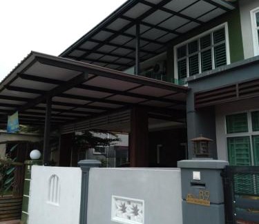 Taman Aman House | Farisha Homestay