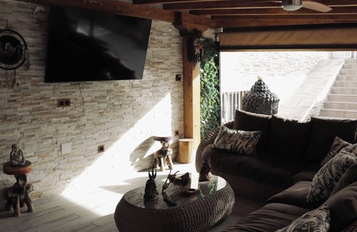 Numancia de la Sagra Villa | farm cross