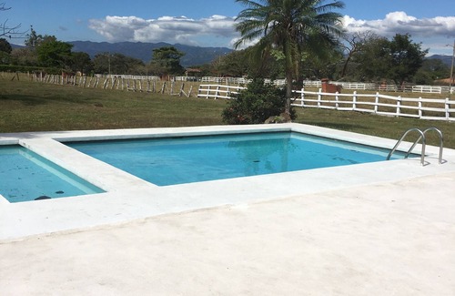 La Garita House | FARM IN THE CITY, HOUSE AND POOL 0.75 ACRES