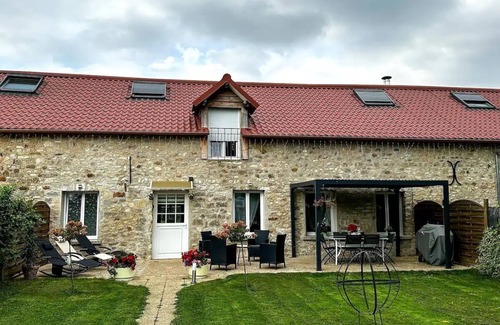 Hautevesnes House | Farmhouse in the Valoise countryside: LA PIVOINE.