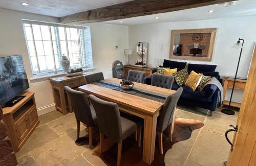 Winkhill House | Farmhouse - Sleeps 6 - Pet friendly - Garden