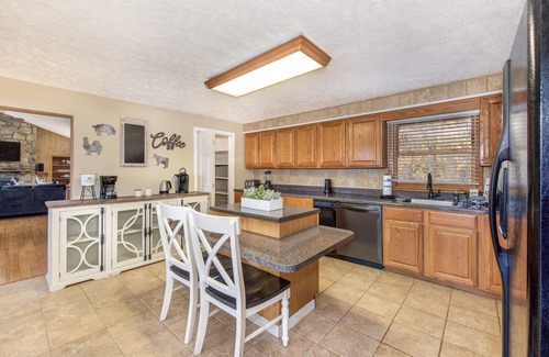 Sevierville Cabin | Farmhouse Ultimate Family Getaway - Hot tub, Theater, Pool Table, Pet Friendly