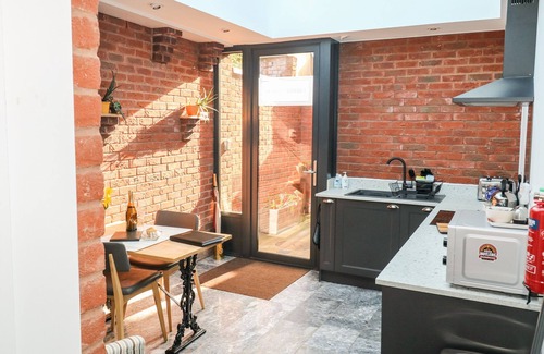 Budleigh Salterton Cottage | FARRIERS RETREAT, pet friendly, with a garden in Budleigh Salterton