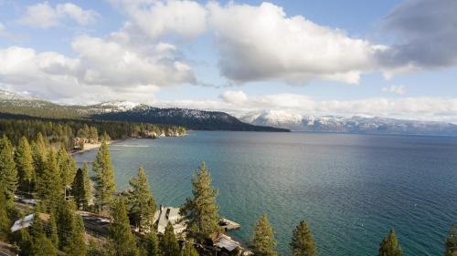 Tahoma House | Fawn by AvantStay Secluded Cabin w Large Deck Surrounded by Forest