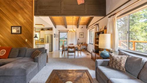 Tahoma House | Fawn by AvantStay Secluded Cabin w Large Deck Surrounded by Forest