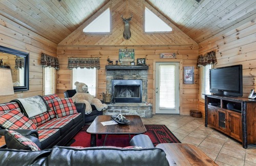 Branson Cedars Cabin | Feel at Home at Twin Pines | 3 Bed, 2 Bath