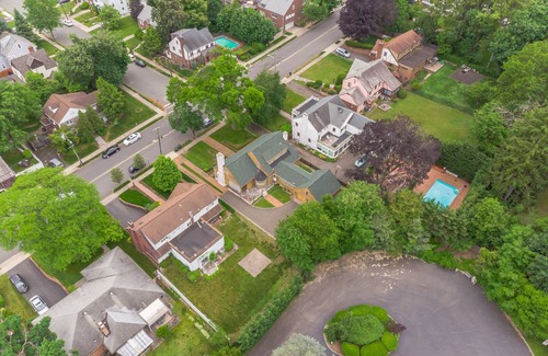 Elmwood Park House | Feel at Home