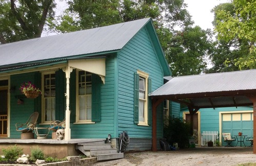 New Braunfels Cottage | Feel local! A Football Field Stroll to Downtown & the River! Pets encouraged!n