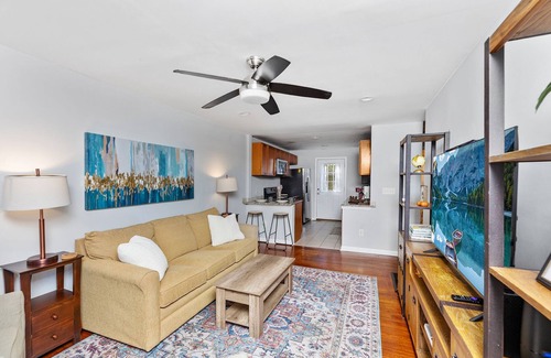 Charlotte House | Feels Like Home, 4 mins to Arts District and close to all in quiet neighborhood