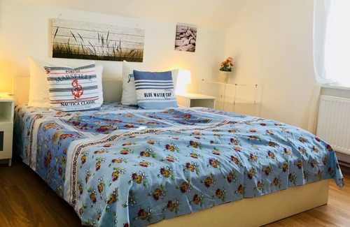Wulfen Apartment | Fehmarn - beach at 500m, modern apartment, enclosed Garden, balcony, sea view, dog