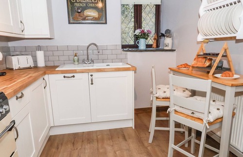 Corwen Cottage | FELIN UCHAF, family friendly, with hot tub in Cynwyd