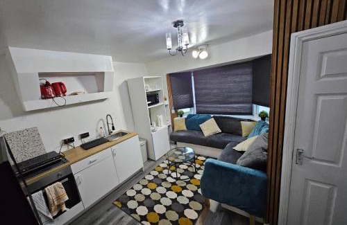 Oldbury Apartment | Femros Apartments, 15mins to city center.