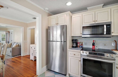 Mount Dora Cottage | Fenced in Backyard! Close to DT Mount Dora! King Bed + Golf Cart Rental!