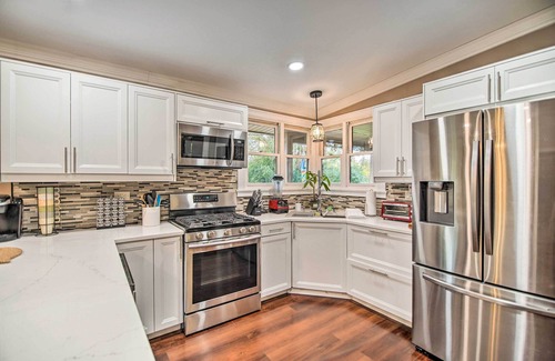 Fox River Grove House | Fenced Yard: Fox River Grove Home, Dogs Welcome