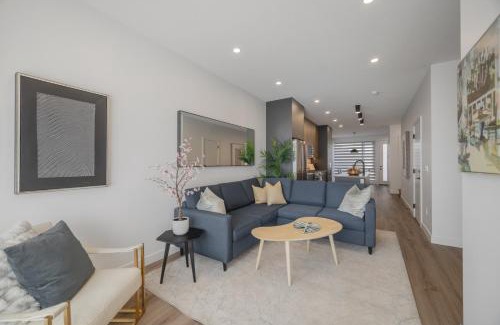 West Hillhurst House | Fenced Yard, Free Parking, 2 King Beds with AC