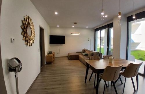 Pusztavacs Apartment | Fenyvesliget Apartmanok III