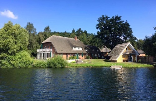 Krakow am See Apartment | Feriendomizil am Wasserhundgartenbalkon - Alt Sammit