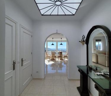 San Eugenio House | Ferienhaus El Musgo mit Meerblick und Pool