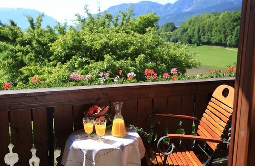 Anger Apartment | Ferienwohnung 2 Untersberg, 40qm OG, 1 Schlafraum, Wohnraum m. Küchenzeile, Dusche/WC, Balkon, Sat-TV, WLAN, max. 3 Personen