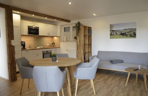 Todtnauberg Apartment | Ferienwohnung Bergnescht 1 Typ D, 85qm, drei Schlafzimmer, ein Wohnzimmer, Küche, Badezimmer, Balkon und Kachelofen